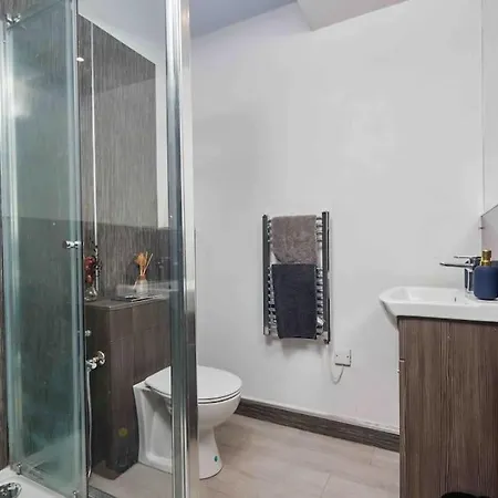 New! Stylish 3 Beds Apt In Ls2 - Free Parking & Wifi Leeds (West Yorkshire)