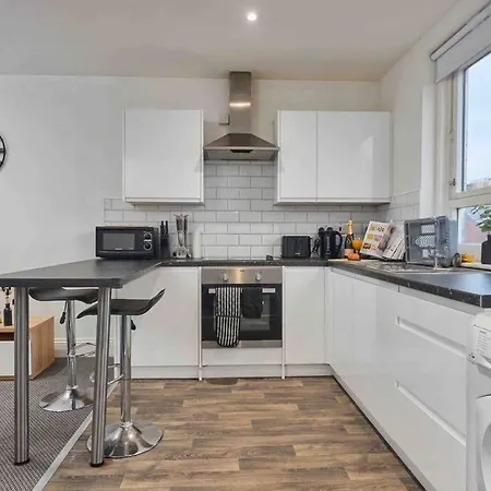 New! Stylish 3 Beds Apt In Ls2 - Free Parking & Wifi