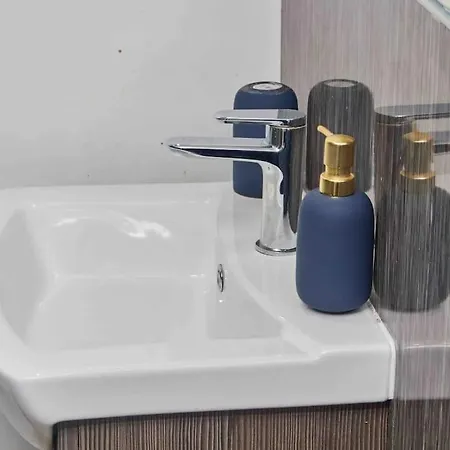 New! Stylish 3 Beds Apt In Ls2 - Free Parking & Wifi Apartment *