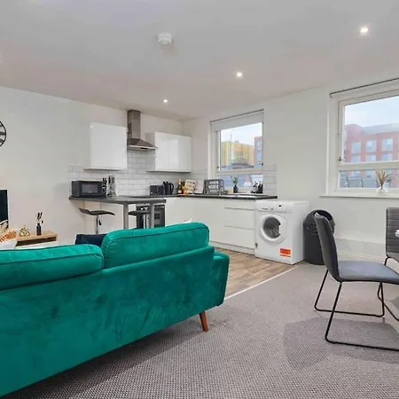 New! Stylish 3 Beds Apt In Ls2 - Free Parking & Wifi