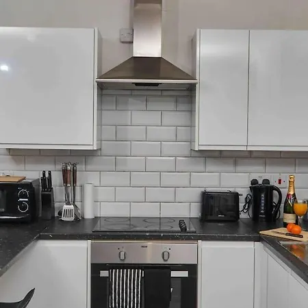 New! Stylish 3 Beds Apt In Ls2 - Free Parking & Wifi Apartment