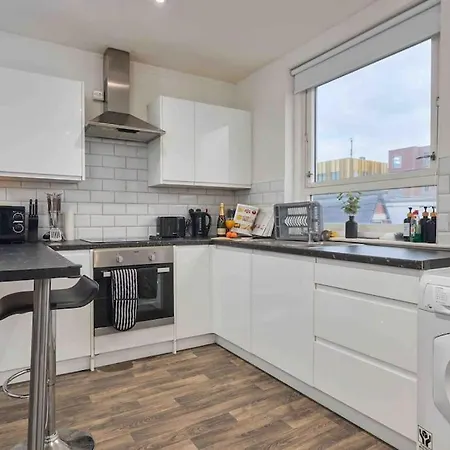 Apartment New! Stylish 3 Beds Apt In Ls2 - Free Parking & Wifi *