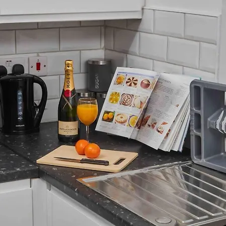 New! Stylish 3 Beds Apt In Ls2 - Free Parking & Wifi *