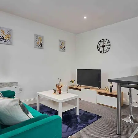New! Stylish 3 Beds Apt In Ls2 - Free Parking & Wifi